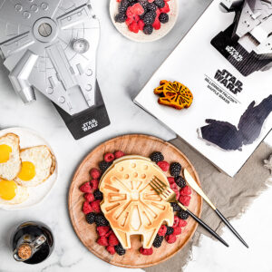 Uncanny Brands - Star Wars Millenium Falcon Deluxe Waffle Maker - Silver