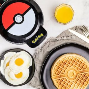 Uncanny Brands - Pokémon Pokeball Waffle Maker - Black