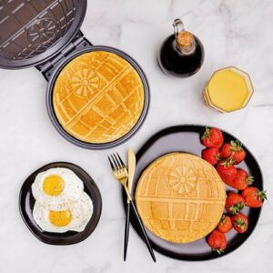 Uncanny Brands - Star Wars Death Star Waffle Maker - Silver